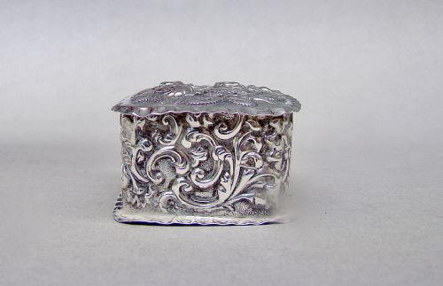 fig 2. EXQUISITE VICTORIAN SILVER PILL BOX BY SAUNDERS & SHEPHERD, BIRMINGHAM 1890