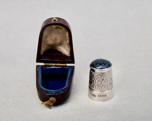 Cased Mid-century Silver & Agate Thimble by Carrington & Co, Birmingham 1966