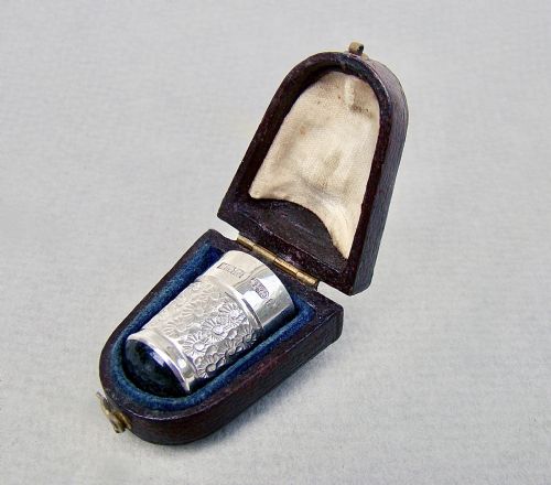 fig 1. CASED MID-CENTURY SILVER & AGATE THIMBLE BY CARRINGTON & CO, BIRMINGHAM 1966