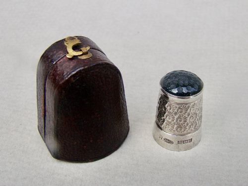 fig 2. CASED MID-CENTURY SILVER & AGATE THIMBLE BY CARRINGTON & CO, BIRMINGHAM 1966
