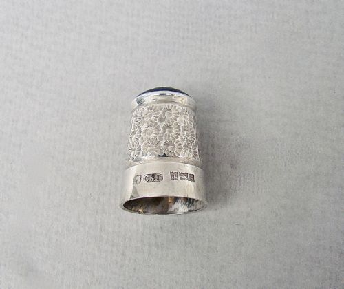 fig 3. CASED MID-CENTURY SILVER & AGATE THIMBLE BY CARRINGTON & CO, BIRMINGHAM 1966
