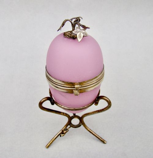 FRENCH PALAIS ROYAL PINK OPALINE GLASS CASKET ON ORMULU STAND CIRCA 1860 - ADDITIONAL PHOTO 6
