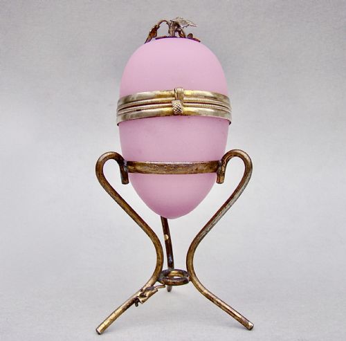 FRENCH PALAIS ROYAL PINK OPALINE GLASS CASKET ON ORMULU STAND CIRCA 1860 - ADDITIONAL PHOTO 1