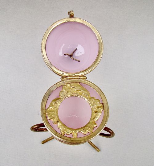 FRENCH PALAIS ROYAL PINK OPALINE GLASS CASKET ON ORMULU STAND CIRCA 1860 - ADDITIONAL PHOTO 2