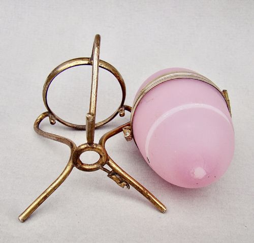 FRENCH PALAIS ROYAL PINK OPALINE GLASS CASKET ON ORMULU STAND CIRCA 1860 - ADDITIONAL PHOTO 5