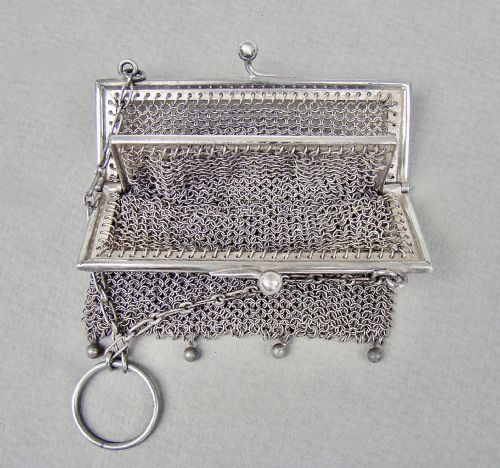 fig 1. EXQUISITE EDWARDIAN SILVER CHAIN MAIL COCKTAIL COIN PURSE BY FREDERICKS LTD, CHESTER IMPORT MARKS FOR 1909