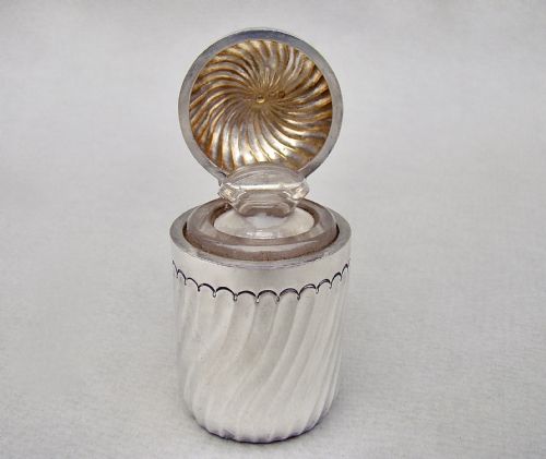 fig 2. VICTORIAN SOLID SILVER SCENT BOTTLE BY WILLIAM HUTTON & SONS, LONDON 1889