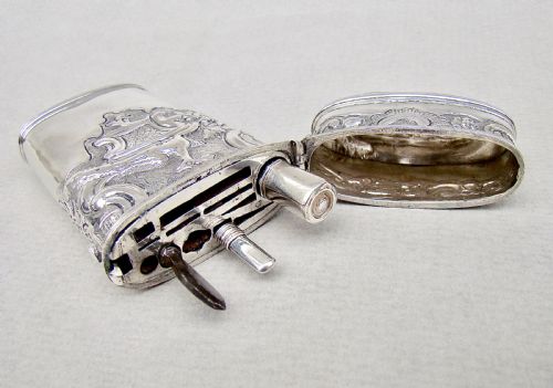 fig 2. RARE GEORGIAN SILVER TRAVELLING ETUI, CIRCA 1790
