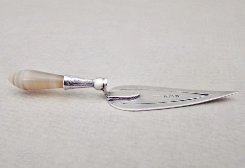 fig 1. UNUSUAL EDWARDIAN SILVER AND BANDED AGATE TROWEL BOOKMARK BY CRISFORD & NORRIS, BIRMINGHAM 1908