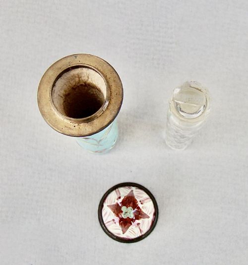 fig 3. RARE GEORGIAN BILSTON ENAMEL SCENT BOTTLE ETUI WITH ORIGINAL GLASS SCENT BOTTLE, CIRCA 1780