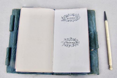 fig 2. 19TH CENTURY FRENCH SILVER INLAID TORTOISESHELL SOUVENIR NOTEBOOK, CIRCA 1880