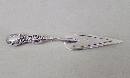 fig 1. EDWARDIAN SILVER TROWEL SHAPED BOOKMARK BY CRISFORD & NORRIS, BIRMINGHAM 1908