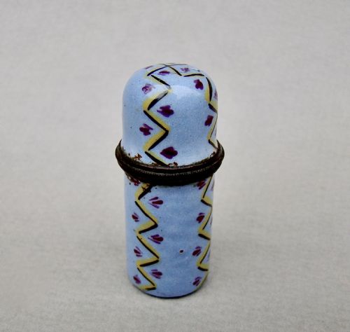 fig 1. RARE GEORGIAN BILSTON ENAMEL SCENT BOTTLE ETUI WITH ORIGINAL GLASS SCENT BOTTLE, CIRCA 1780