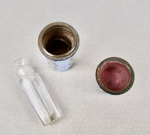 fig 4. RARE GEORGIAN BILSTON ENAMEL SCENT BOTTLE ETUI WITH ORIGINAL GLASS SCENT BOTTLE, CIRCA 1780