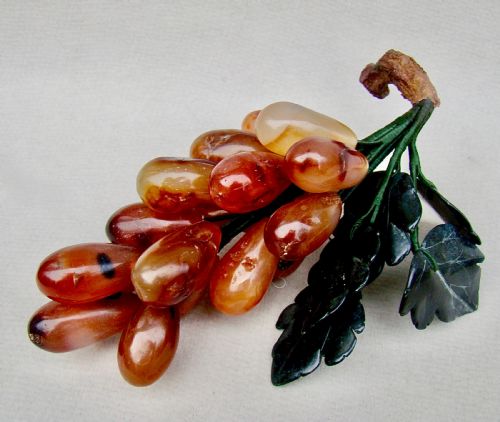 fig 1. ART DECO ORNAMENTAL CHALCEDONY & JADE GRAPE CLUSTER, CIRCA 1920