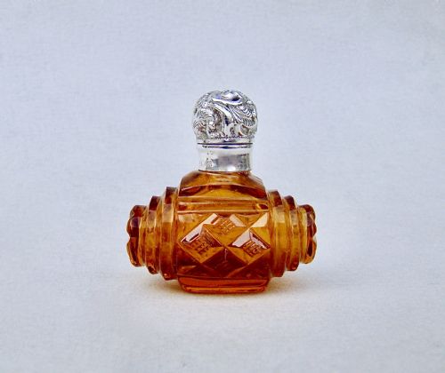 fig 1. CHARMING EDWARDIAN SILVER AND AMBER GLASS SCENT BOTTLE BY GEORGE HENRY JAMES, BIRMINGHAM 1903