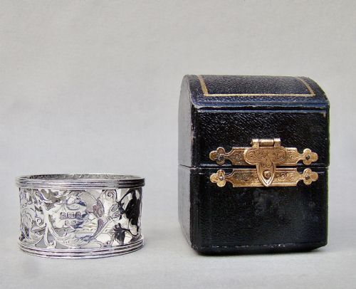 fig 2. DELIGHTFUL EDWARDIAN SOLID SILVER PIERCED NAPKIN RING BY REYNOLDS & WESTWWOOD, BIRMINGHAM 1901