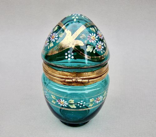 RARE 19TH CENTURY FRENCH GREEN GLASS ENAMELLED EGGSHAPED TRINKET BOX CIRCA 1890 - ADDITIONAL PHOTO 4