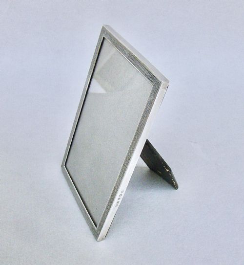 fig 1. ELEGANT ART DECO ENGINE-TURNED SILVER PHOTO FRAME BY GREEN & CADBURY LTD, BIRMINGHAM, 1931
