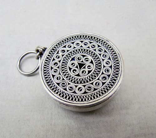 fig 2. RARE GEORGIAN SILVER FILIGREE WHEEL CHATELAINE PIN CUSHION, CIRCA 1790