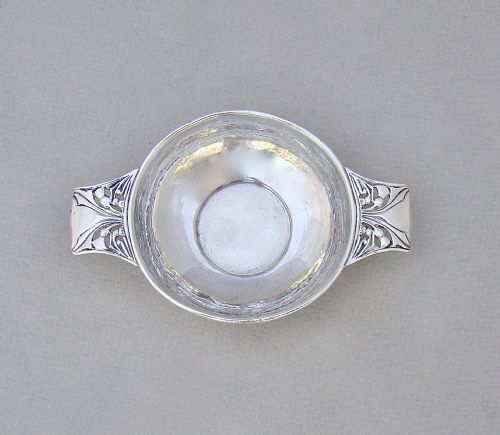 fig 2. VERY RARE ARTS & CRAFT SILVER QUAICH BY WILLIAM HUTTON FOR LAWRENCE CONNELL, LONDON 1902