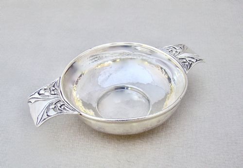 fig 1. VERY RARE ARTS & CRAFT SILVER QUAICH BY WILLIAM HUTTON FOR LAWRENCE CONNELL, LONDON 1902