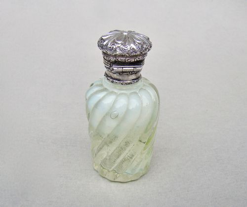 VERY RARE VICTORIAN SILVER VASELINE GLASS SCENT BOTTLE CIRCA 1870 - ADDITIONAL PHOTO 1