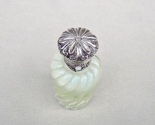 VERY RARE VICTORIAN SILVER VASELINE GLASS SCENT BOTTLE CIRCA 1870 - ADDITIONAL PHOTO 3