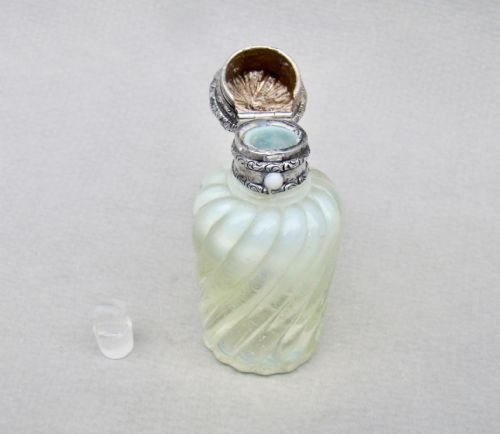 VERY RARE VICTORIAN SILVER VASELINE GLASS SCENT BOTTLE CIRCA 1870 - ADDITIONAL PHOTO 4