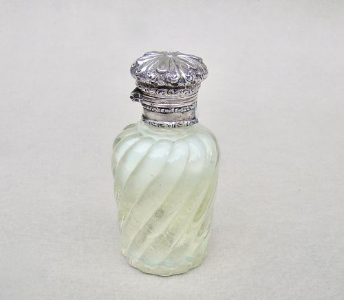 VERY RARE VICTORIAN SILVER VASELINE GLASS SCENT BOTTLE CIRCA 1870 - ADDITIONAL PHOTO 6