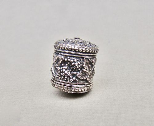 fig 1. DELIGHTFUL GEORGIAN SILVER DRUM-SHAPED TAPE MEASURE, CIRCA 1820
