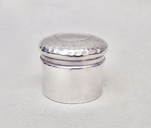 ARTS CRAFT SPOTHAMMERED SILVER TRINKET BOX BY NATHAN HAYES CHESTER 1910 - ADDITIONAL PHOTO 1