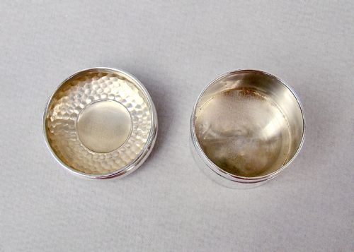 ARTS CRAFT SPOTHAMMERED SILVER TRINKET BOX BY NATHAN HAYES CHESTER 1910 - ADDITIONAL PHOTO 3