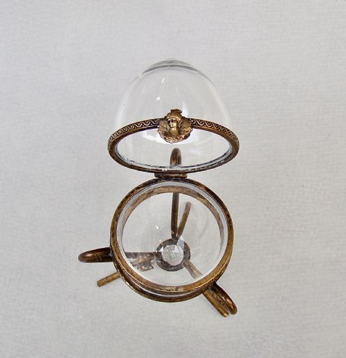 DELIGHTFUL FRENCH PALAIS ROYAL CLEAR GLASS CASKET ON ORMULU STAND CIRCA 1860 - ADDITIONAL PHOTO 2
