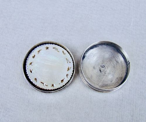 GEORGIAN SILVER COUNTER BOX BY SAMUEL PEMBERTON BIRMINGHAM 1793 WITH MOTHER OF PEARLS COUNTERS - ADDITIONAL PHOTO 5