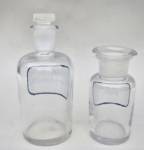 fig 1. SET OF TWO SMALL VICTORIAN WHITE LABEL APOTHECARY JARS, CIRCA 1890