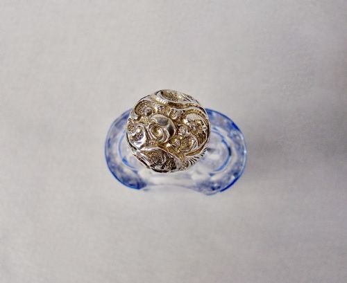 19TH C FRENCH CASED SILVER AND BLUE OVERLAY GLASS SCENT BOTTLE CIRCA 1870 - ADDITIONAL PHOTO 4