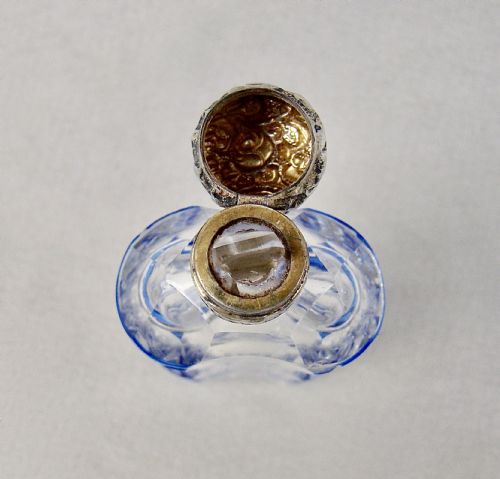 19TH C FRENCH CASED SILVER AND BLUE OVERLAY GLASS SCENT BOTTLE CIRCA 1870 - ADDITIONAL PHOTO 5
