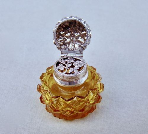 fig 1. RARE VICTORIAN SILVER MOUNTED AMBER GLASS VINAIGRETTE, CIRCA 1880