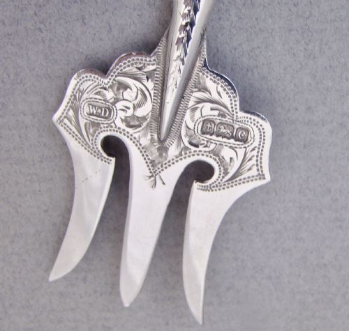 fig 3. An Edwardian sterling silver three-tined bread fork with an engraved blade and mother of pearl handle inside an open fitted case.