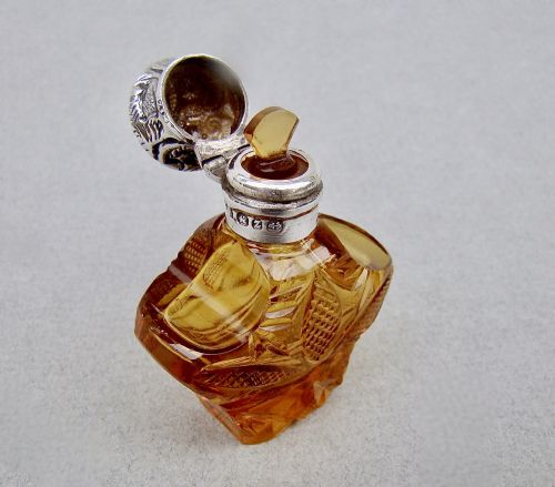 fig 2. RARE VICTORIAN SILVER AND SLICED-CUT AMBER GLASS SCENT BOTTLE BY CHARLES MAY, BIRMINGHAM 1899