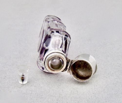 EXQUISITE 19TH C FRENCH SILVER OVERLAY AMETHYST GLASS SCENT BOTTLE CIRCA 1880 - ADDITIONAL PHOTO 3