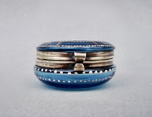 fig 2. DELIGHTFUL FRENCH TURQUOISE GLASS ENAMELLED TRINKET BOX, CIRCA 1890