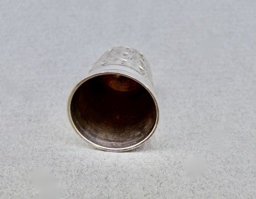 EXQUISITE CHARLES HORNER SILVER THIMBLE CASED IN ORMULU CHATELAINE EGGSHAPED HOLDER - ADDITIONAL PHOTO 5