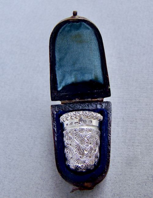 UNUSUAL VICTORIAN SILVER THIMBLE BY CHARLES HORNER CHESTER 1899 CASED - ADDITIONAL PHOTO 1