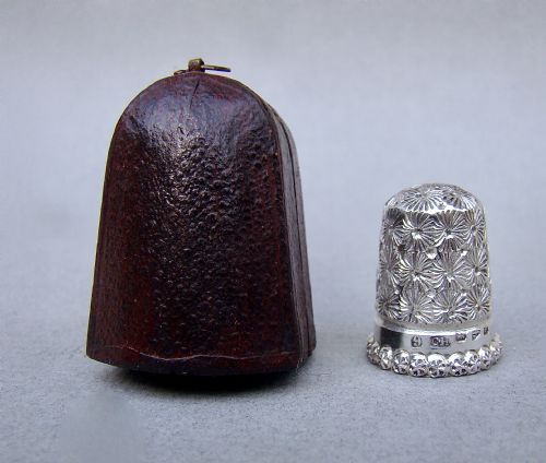 UNUSUAL VICTORIAN SILVER THIMBLE BY CHARLES HORNER CHESTER 1899 CASED - ADDITIONAL PHOTO 2