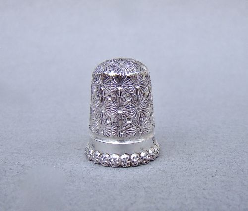 UNUSUAL VICTORIAN SILVER THIMBLE BY CHARLES HORNER CHESTER 1899 CASED - ADDITIONAL PHOTO 3