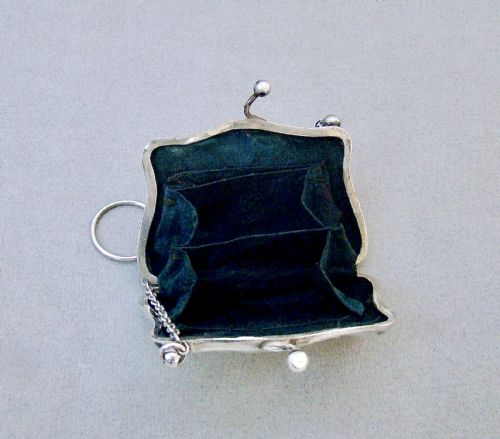 fig 2. DELIGHTFUL GEORGE V SILVER COCKTAIL PURSE BY THE BOOTS COMPANY, CHESTER 1912