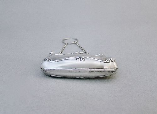 fig 3. DELIGHTFUL GEORGE V SILVER COCKTAIL PURSE BY THE BOOTS COMPANY, CHESTER 1912