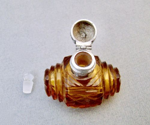 CHARMING VICTORIAN SILVER AND AMBER GLASS SCENT BOTTLE CIRCA 1880 - ADDITIONAL PHOTO 2